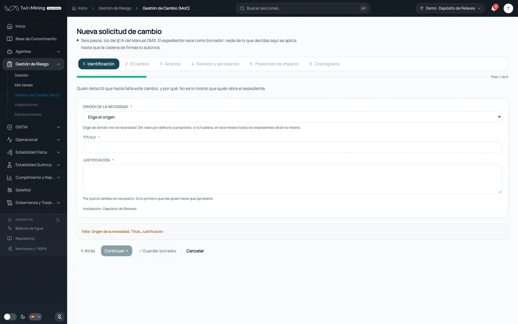 Solicitud en seis pasos: Identificación, cambio, alcance, revisión y aprobación, impacto y cronograma. Nace como borrador y nada se aplica hasta que la cadena de firmas lo autoriza.